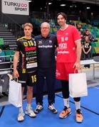 Ottelun palkitut Juho-Markus Puhakka, KyKy-Betset, Tommy Carmony, TUTO Volley.
