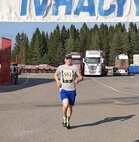 Elias Noponen Kyyjärveltä miesten 5 km hölkkäsarjan voittajana saapumassa maaliin. Kuva: Ulla Takala