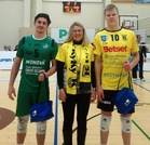 Otteluisäntä Kyyjärven Kunnan kunnanjohtaja Tiina Pelkonen jakoi parhaiden pelaajien palkinnot.