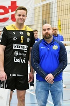 Alajärven Ankkureiden lentopallojaoston Pj Toni Mäki-Mantila luovutti Tommi Siirilälle Lentopalloliiton myöntämän Hopeisen Ansiolevykkeen.