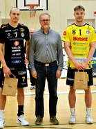 Ottelun parhaat pelaajat palkitsi Otteluisäntä: KÄYTTÖAUTO puolesta Esa Kyrönlahti.