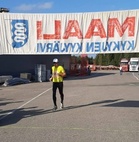 Jarmo Lautanen miesten 5 km hölkkäsarjan toinen saapumassa maaliin. Kuva: Ulla Takala