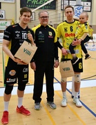 Ottelun Villi pelaaja palkinnot jakoi POP Pankki Kyyjärven Osuuspankin hallituksen jäsen Esa Kyrönlahti.