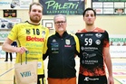Ottelun villeimmät pelaajat palkitsi POP Pankki Kyyjärven Osuuspankin hallituksen jäsen Esa Kyrönlahti.